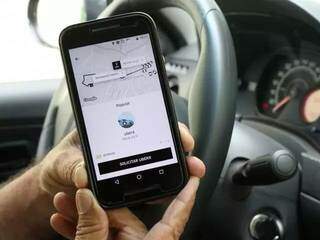 Motorista exibe tela de aplicativo de mobilidade urbana (Foto: Arquivo)