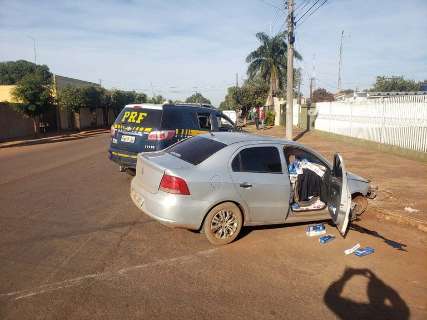 Jovem bate carro e acaba preso com 10 mil maços de cigarros e agrotóxicos