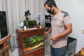 Diego com primeiro aquário que compror, de betas (Foto: Henrique Kawaminami)