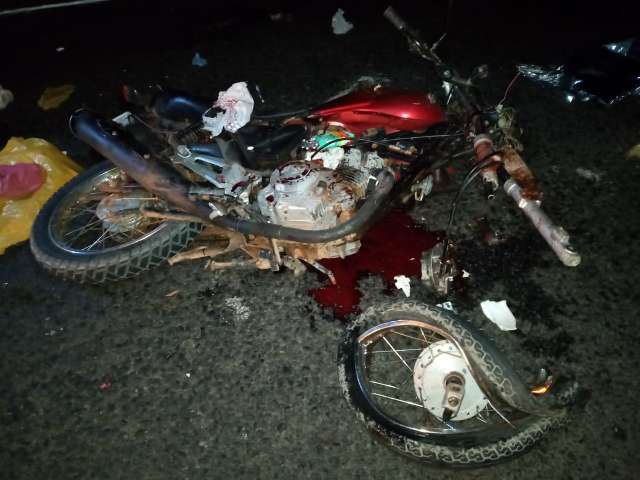 Motociclista tem cabe&ccedil;a dilacerada ao bater de frente com caminh&atilde;o 