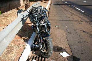 Moto Kawasaki estacionada no meio-fio após o acidente. (Foto: Henrique Kawaminami)