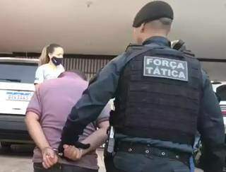 Policial militar conduz um dos presos na operação de ontem (Foto: Bruna Marques/Arquivo)