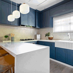 Em 2 meses, família transformou cozinha clássica com tons de azul