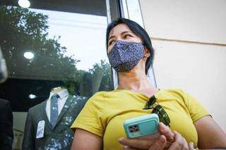 Sandra Maria de Almeida Silva, de 48 anos, aguardando por motorista de aplicativo. (Foto: Henrique Kawaminami)