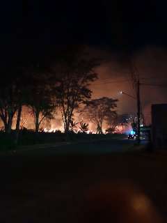 Incêndio devasta terreno na Mata do Segredo e fumaça se espalha pela cidade