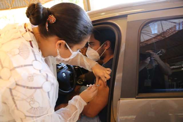 Profissionais da educação e assistência social serão vacinados nesta quarta