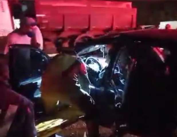 Motorista fica presa entre as ferragens de carro ap&oacute;s bater de frente com &ocirc;nibus