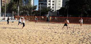 Para jogar beach tennis bastam quatro pessoas para formar duas duplas adversárias. (Foto: Arquivo Pessoal Antônio Vieira)