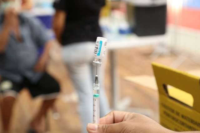 Fila da vacina nesta sexta &eacute; para 1&ordf; dose de gr&aacute;vidas e 2&ordf; geral da Astrazeneca