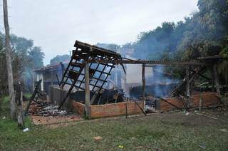 Sede da Fazenda Buriti foi incendiada em 2013. (Foto: Marcos Tomé/Região News)