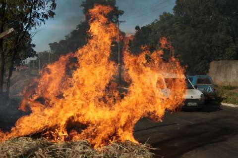 Fogo alto ameaça carros em rua do Tiradentes e serve de alerta para queimadas