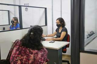 Mulher durante atendimento na Fundação Social do Trabalho (Foto: arquivo / Campo Grande News)