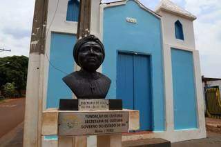 Busto de Tia Eva, fundadora da comunidade e quem construiu igreja. (Foto: Arquivo/Fernando Antunes)
