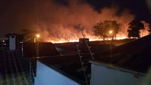 Crian&ccedil;a p&otilde;e fogo em mato seco e provoca inc&ecirc;ndio de horas