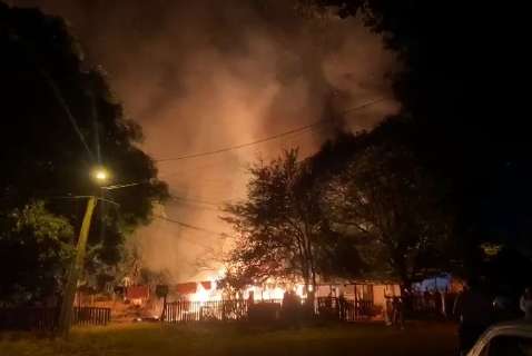 Homem chega bêbado e incendeia casa da família no Rita Vieira 