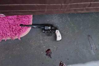 Arma usada por Robert ficou no chão, junto com marcas de sangue do jovem (Foto: Divulgação/BPM Choque)