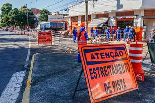 Acesso à rua Barão de Melgaço, um dos trechos parcialmente interditados no centro da cidade (Foto: Henrique Kawaminami)
