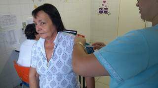 Idosa sendo vacina contra gripe em unidade de saúde da Capital. (Foto: Divulgação | PMCG)