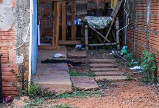 Nesta manhã ainda era possível ver marcar do crime no quintal da casa em que aconteceu a discussão (Foto: Henrique Kawaminami)