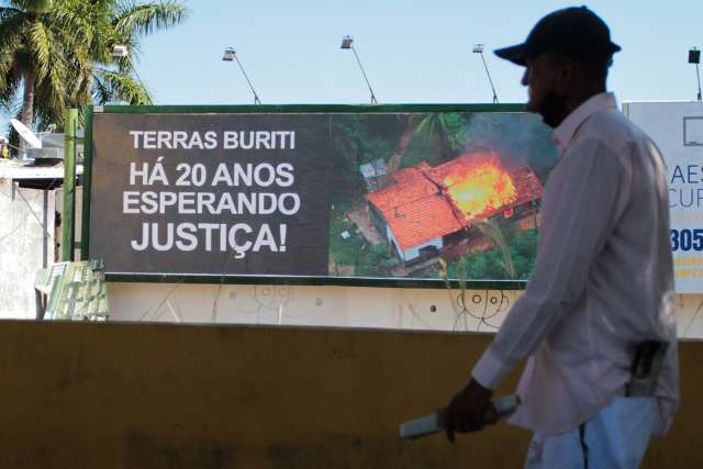 Conflito de 20 anos &eacute; exibido em &quot;rua chique&quot; para cobrar indeniza&ccedil;&atilde;o por terras