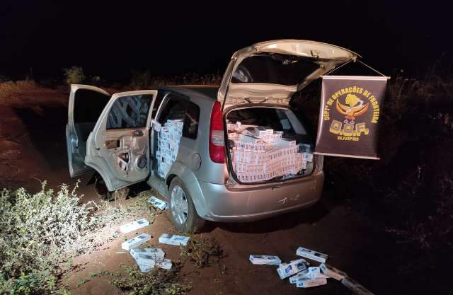 Dupla abandona carro com 1,5 mil ma&ccedil;os de cigarros e some em milharal 