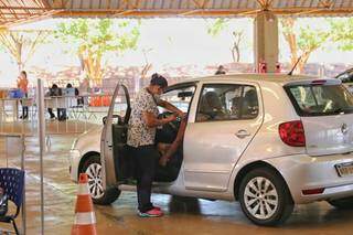 Profissional de saúde imuniza motorista em drive-thru montado no Parque Ayrton Senna (Foto: Paulo Francis/Arquivo)