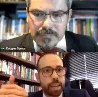 O promotor Douglas dos Santos, acima no vídeo, e o advogado Tiago Bunning, na parte debaixo da tela, durante momento tenso da audiência. (Foto: Reprodução)