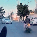 Carro invade contramão e quase atinge motociclista; veja o vídeo