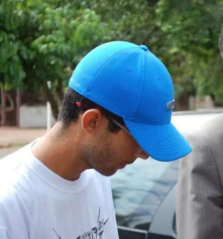 Acusado de matar jovem a tiros &eacute; inocentado, mas vai responder por porte de arma