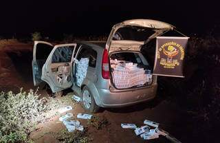 Dupla abandona carro com 1,5 mil ma&ccedil;os de cigarros e some em milharal 