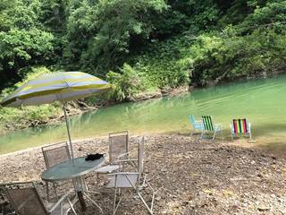 É possível levar as cadeiras para sentar na beira do rio. (Foto: Arquivo Pessoal)