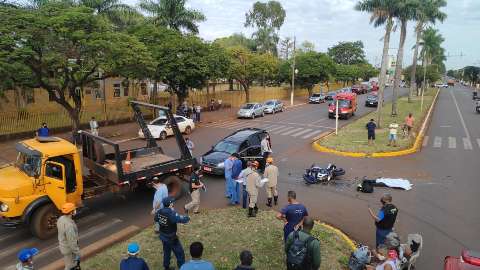 Motorista de caminhão invade preferencial e mata motociclista de 21 anos