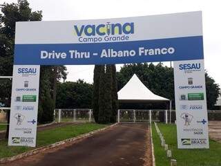 Entrada do drive-thru montado no Albano Franco, onde vai ser feita celebração da chegada de MS a um milhão de vacinados contra covid-19. (Foto: Divulgação)