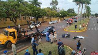 Movimentação no local onde caminhão causou acidente com morte (Foto: Adilson Domingos)