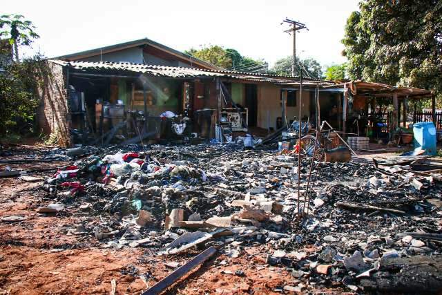 Fogo levou das roupas ao sonho da casa nova e deixou medo de incendi&aacute;rio voltar 