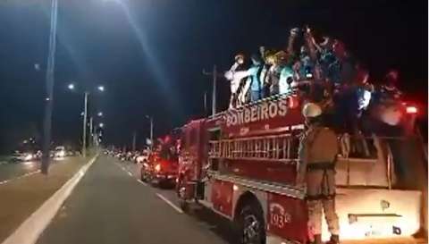  Costa Rica comemora título inédito com carreata em caminhão dos bombeiros 