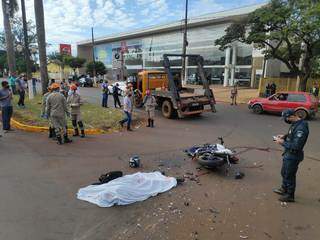 Local onde Marcus morreu depois de bater a moto em caminhão (Foto: Adilson Domingos)