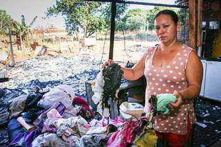 Fogo levou das roupas ao sonho da casa nova e deixou medo de incendi&aacute;rio voltar 