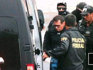 &#34;João Branco&#34;, que testemunhou ontem em processo derivado da Omertà, durante escolta por policiais federais. (Foto: G1/Amazonas)