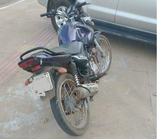 Dupla &quot;vacila&quot;, cai na frente de viatura da pol&iacute;cia e vai presa com moto furtada