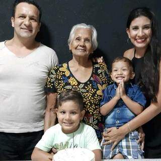 Vacinada, filha perdeu mãe com covid, mas viu vida seguir em gravidez inesperada Vacinada, filha perdeu mãe com covid, mas viu vida seguir em gravidez inesperada