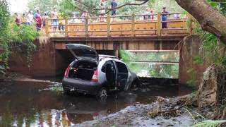 Motorista tentou atravessar o córrego para se esconder e parou próximo de uma ponte (Foto: Adilson Domingos)