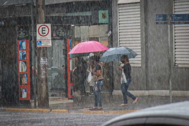 De olho na previsão, campo-grandenses tiram guarda-chuva do armário