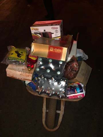 Homem invade mercado e leva carriola com fogos, cigarros e carne