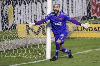 Herói da partida, goleiro Vanderlei defendeu 3 penalidades que garantiram o título para o Vasco (Foto: Jorge Rodrigue/AGIF) 