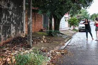 Mônica mostra onde encontrou a bomba, enquanto varria a calçada (Foto: Henrique Kawaminami)