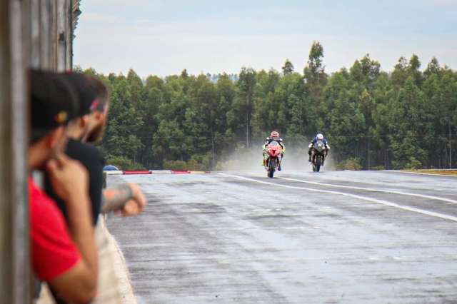 Com pista molhada, pilotos fazem treino classificat&oacute;rio na Copa HTR