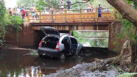 Sob efeito de drogas, motorista tenta fugir de acidente e para dentro do córrego