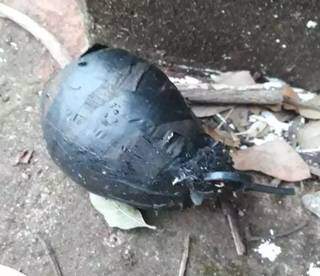 Artefato foi encontrado na calçada na rua Anita Garibaldi, no Monte Castelo (Foto: Direto das Ruas)