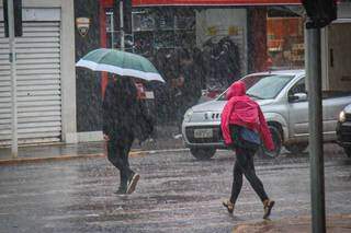 Chuva nesta manhã pegou população da Capital desprevenida. (Foto: Henrique Kawaminami)